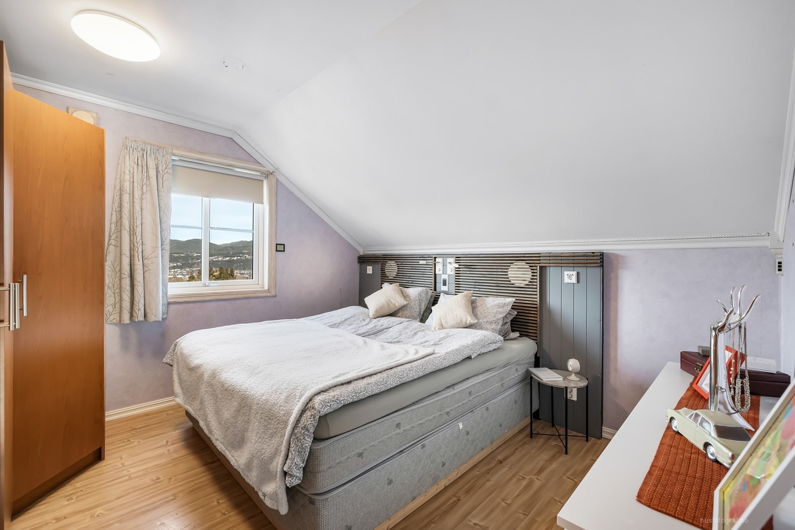 Hovedsoverommet med god plass til dobbeltseng og innebygd stereo anlegg. Galleribilde