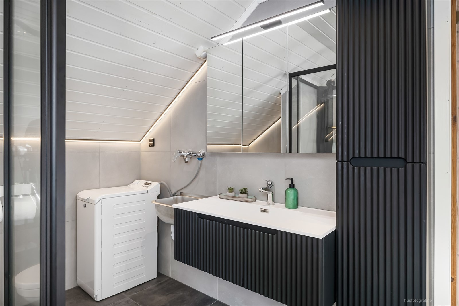 Lekkert bad fra 2024 med moderne servant i innredning og lyssatt speil. Galleribilde