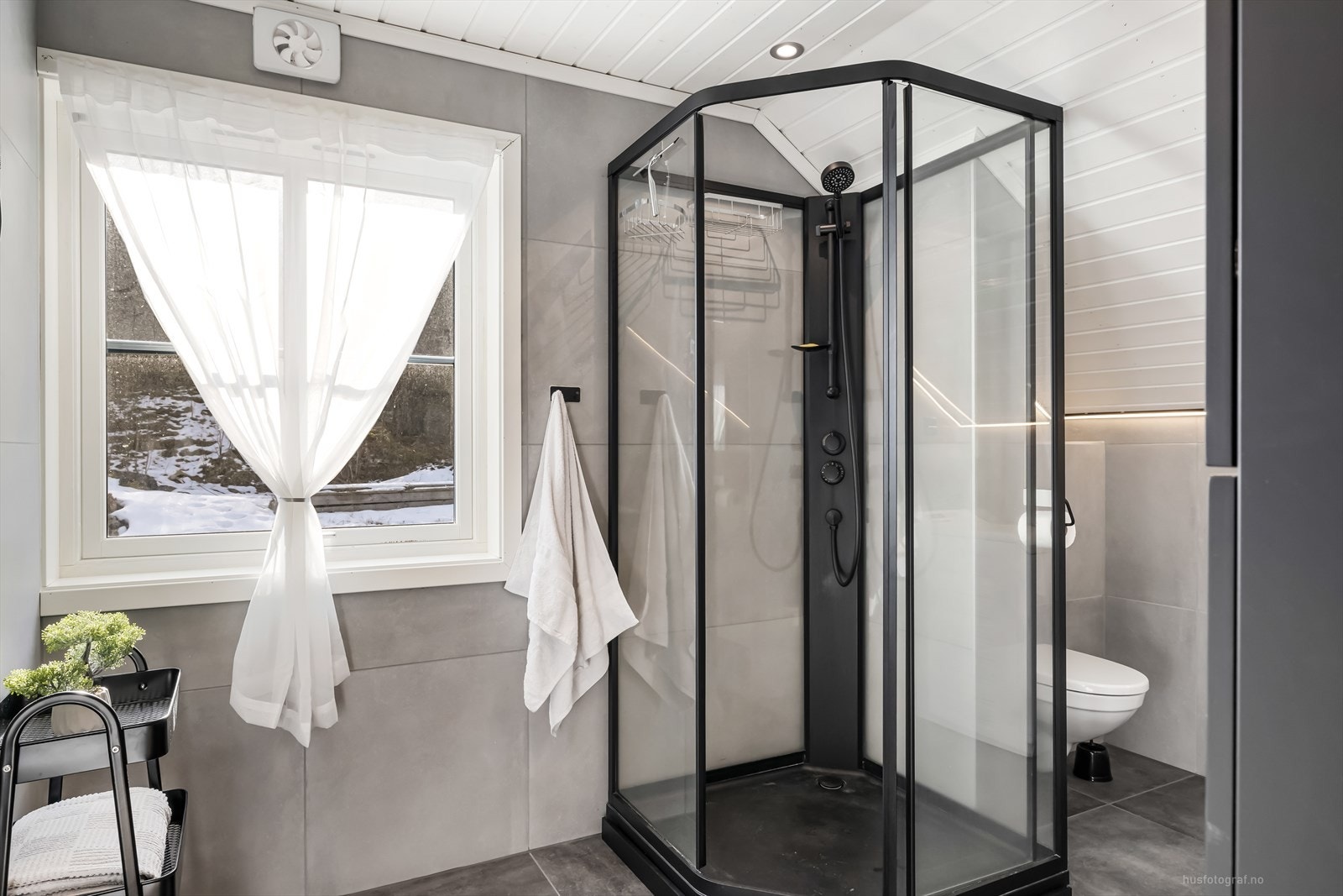 Lekkert bad med downlights i tak og varmekabler i gulv. Galleribilde