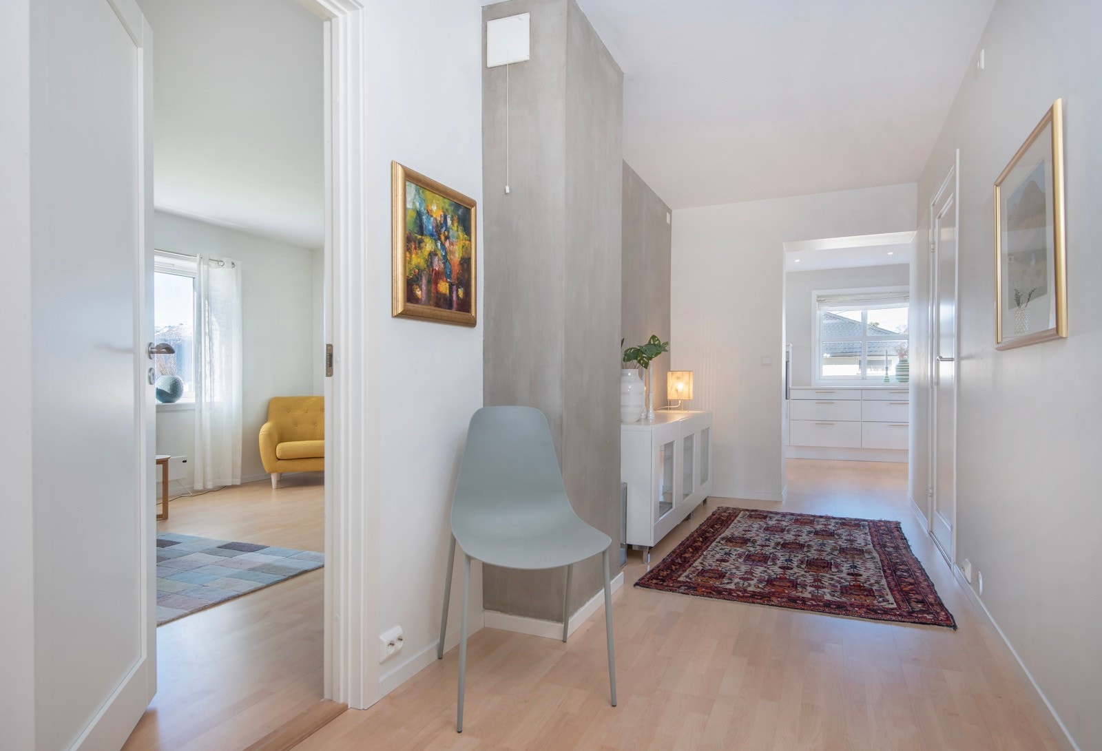 Vi tar turen inn i leiligheten i 1.etasje som er utleid for kr. 15 000,- + strøm. Galleribilde