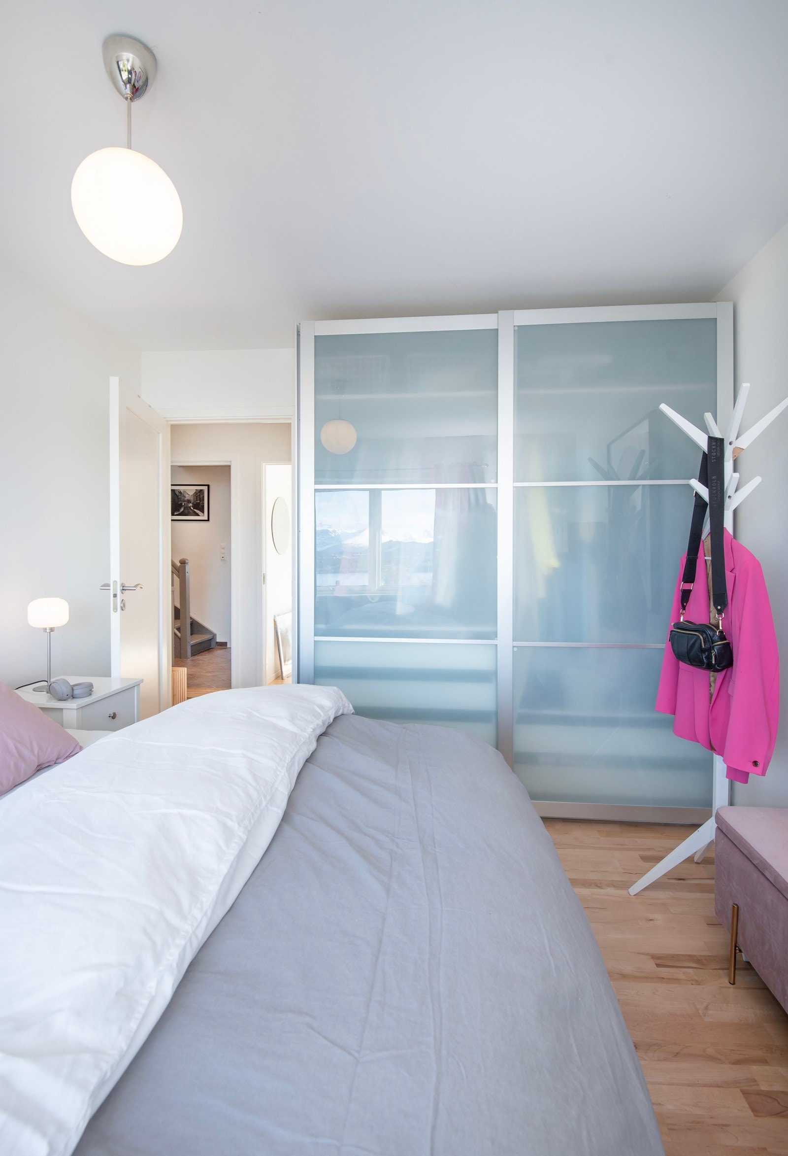 Her er det satt inn skyvedørsgarderobe med frostet glassdører. Galleribilde