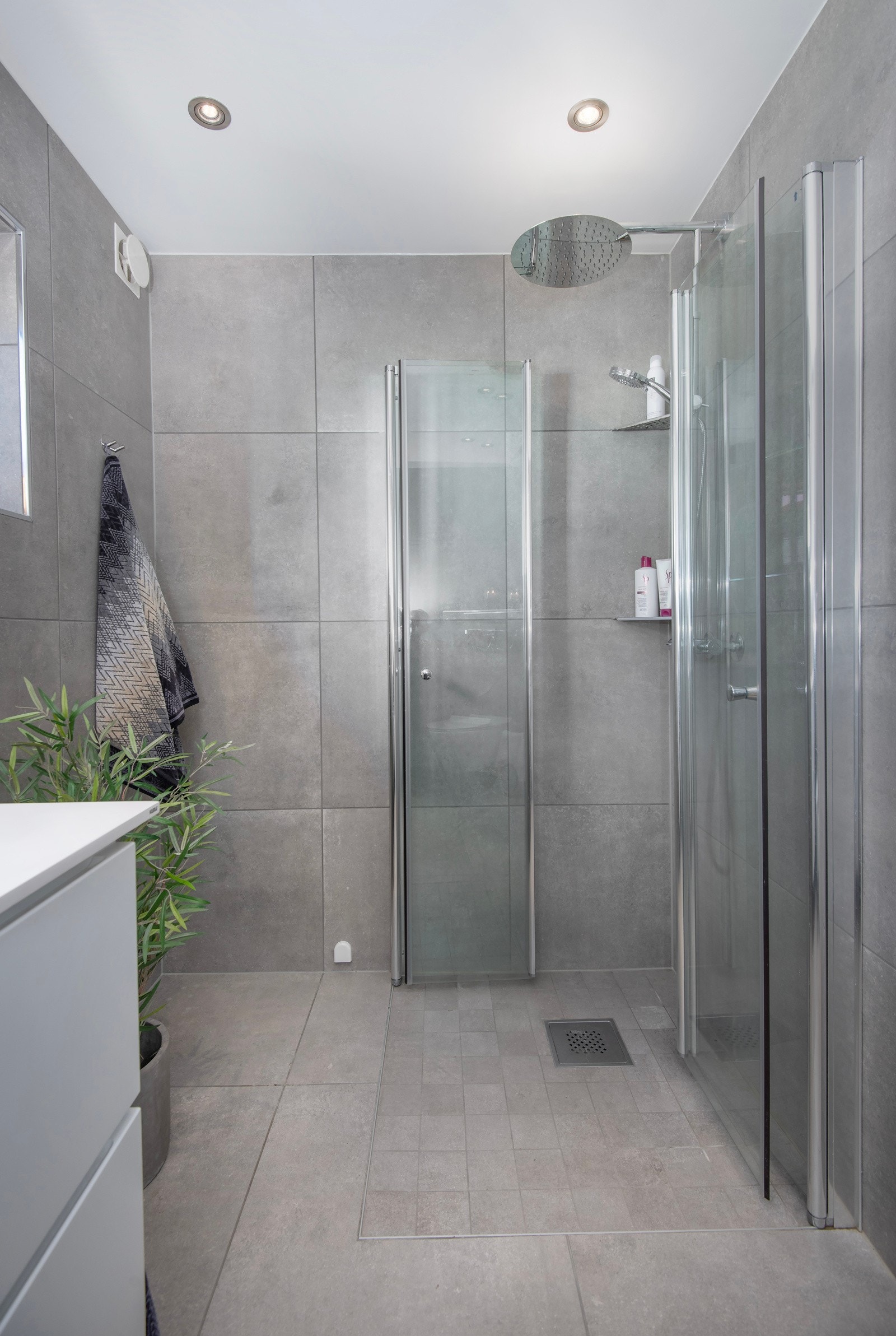 - vegghengt toalett og dusjhjørne med regnfallsdusj. Galleribilde