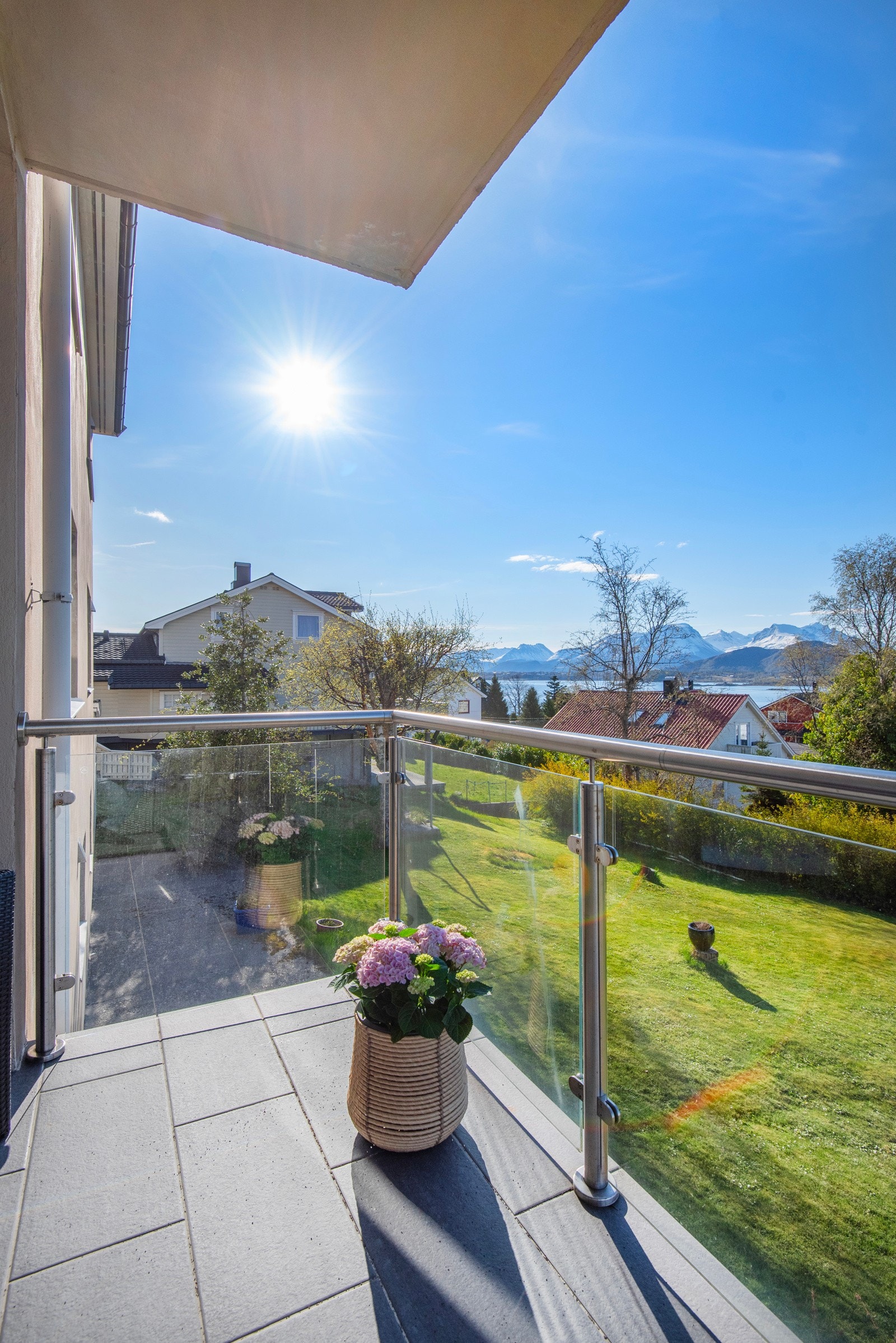 God plass til sittegruppe og grillen. Galleribilde