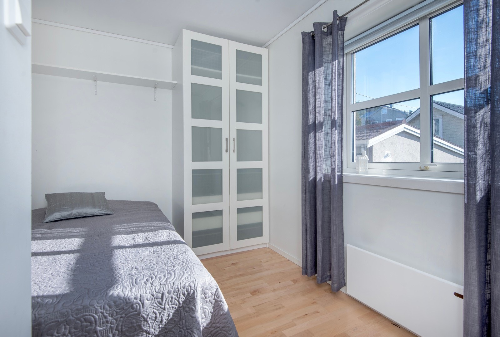 Soverom nr. 2 har fin størrelse med plass til enkeltseng og garderobeskap. Galleribilde