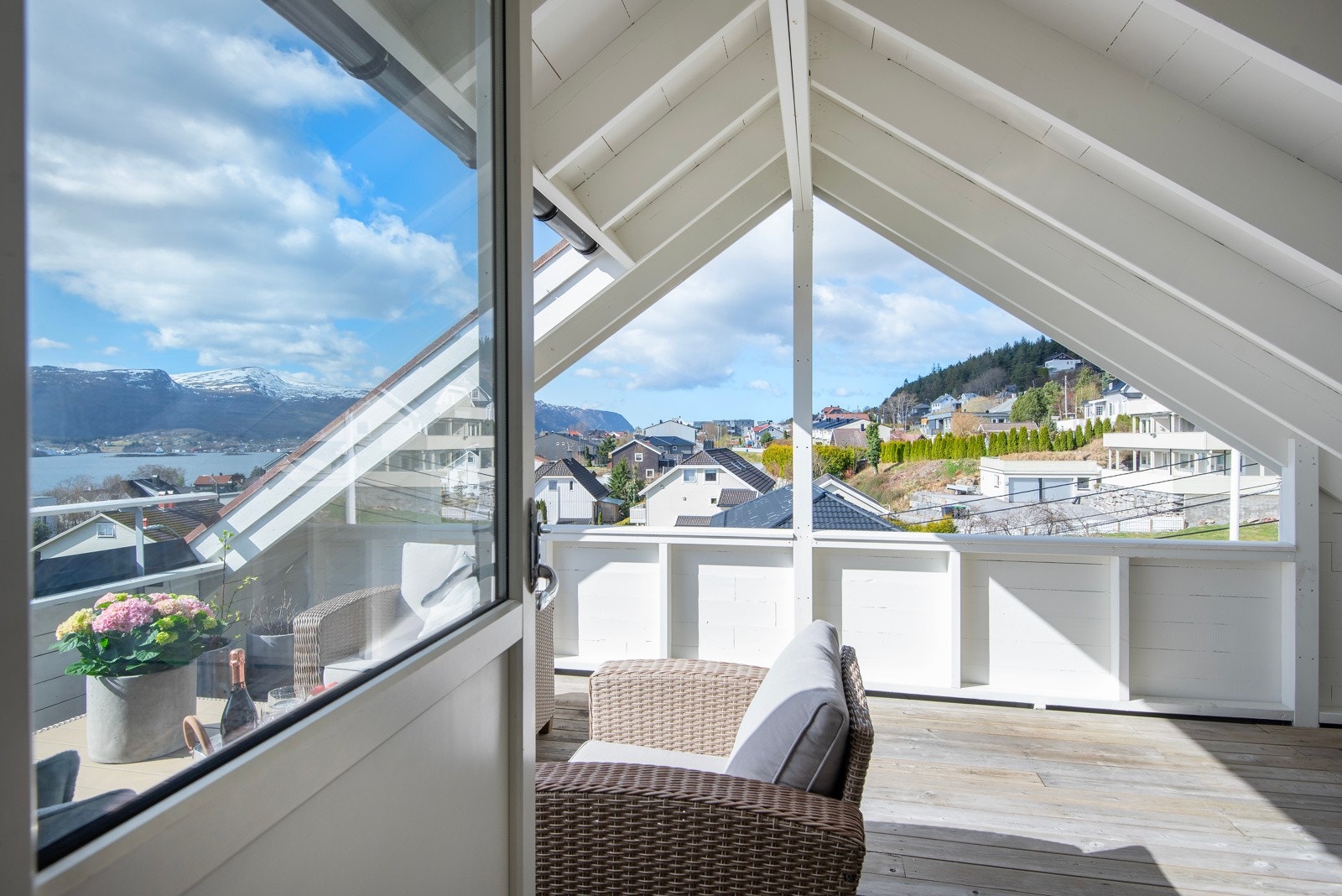 Fra soverommet er det utgang til en herlig takterrasse på ca. 23 kvm. Galleribilde