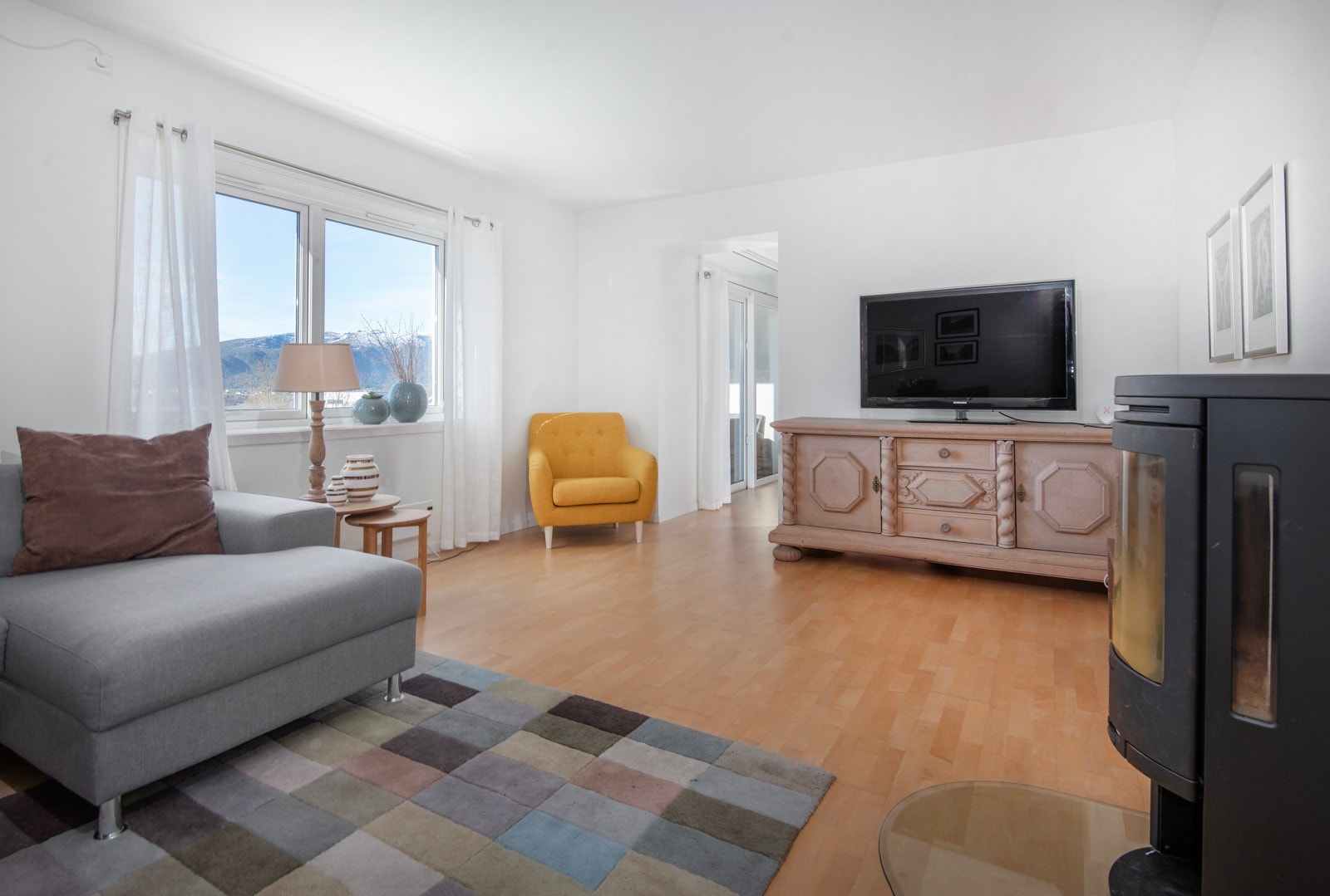 Vedovnen gir varme og hygge til leiligheten. Galleribilde