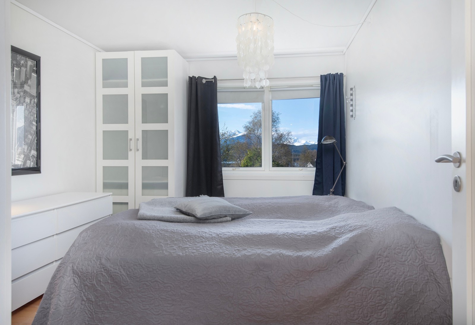 Det er to soverom i leiligheten, hovedsoverommet har romslig utforming med god plass til dobbeltseng - Galleribilde