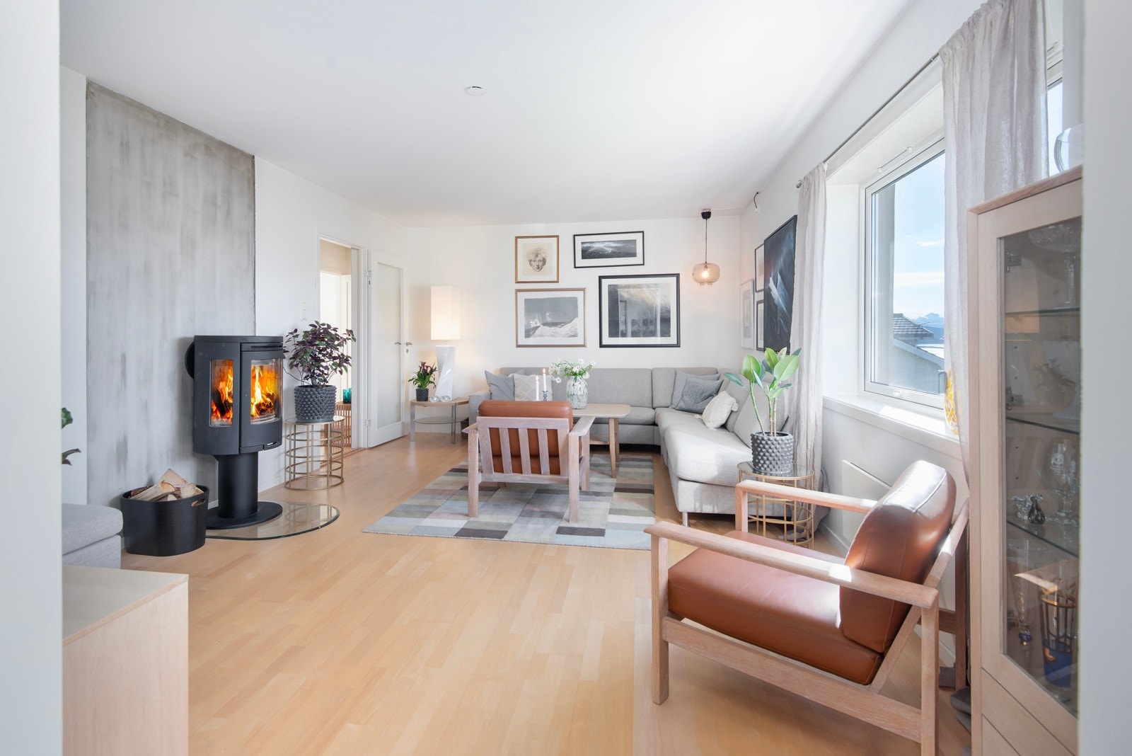 Det er to store og flotte leiligheter i bygget. Hovedenheten går over to plan og er på ca. 144 kvm. Galleribilde