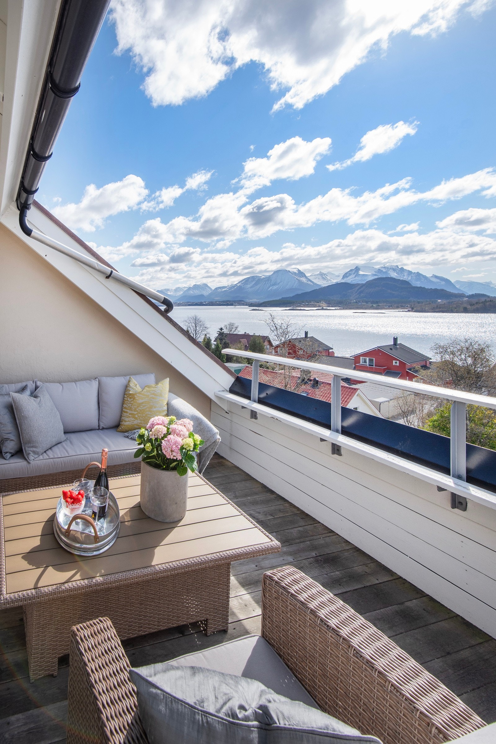 En lun og solrik oase med god plass til sittegruppe - her nyter du stillheten fra din private takterrasse. Galleribilde