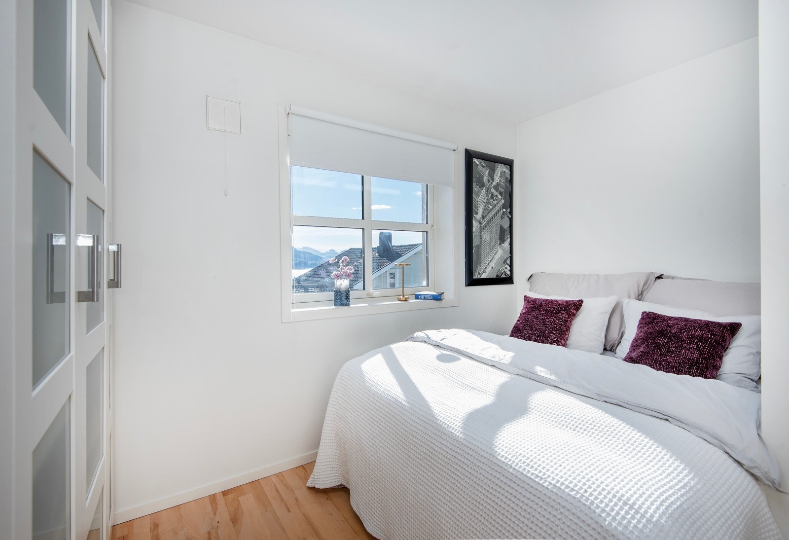 - og er innredet med dobbeltseng og garderobeskap. Galleribilde