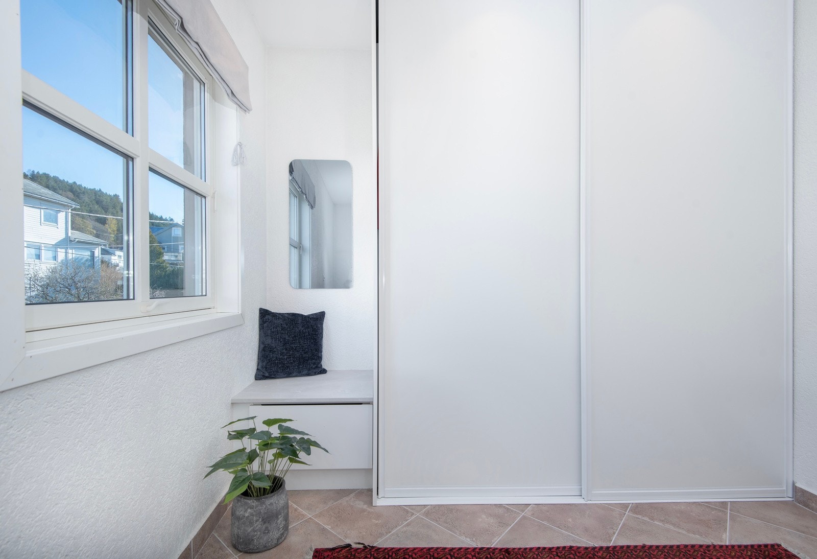 Skyvedørsgarderoben ved inngangspartiet sørger for ryddig oppbevaring av yttertøy og sko. Galleribilde