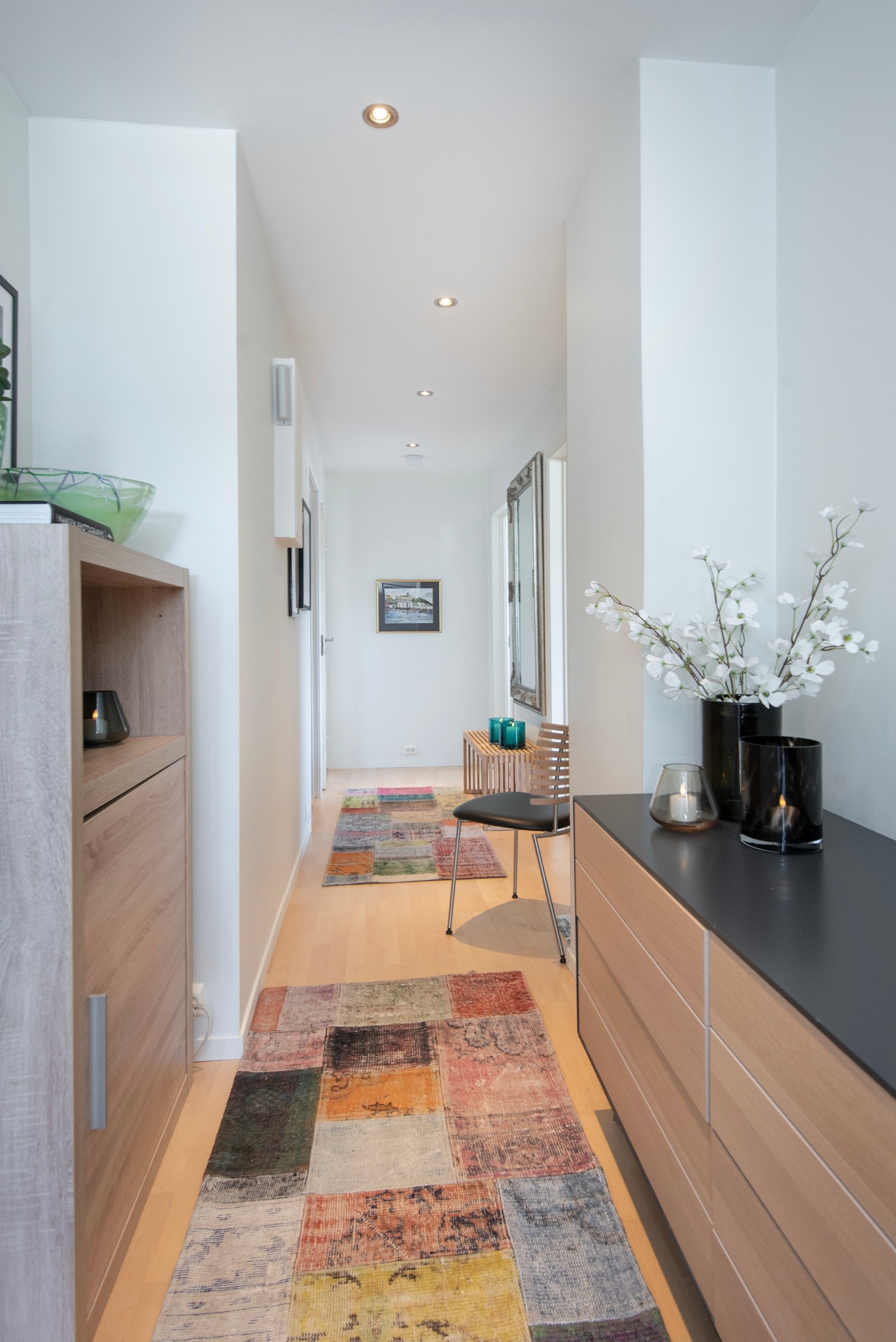 Lys gang med spotter i himling og parkett på gulvet. Galleribilde