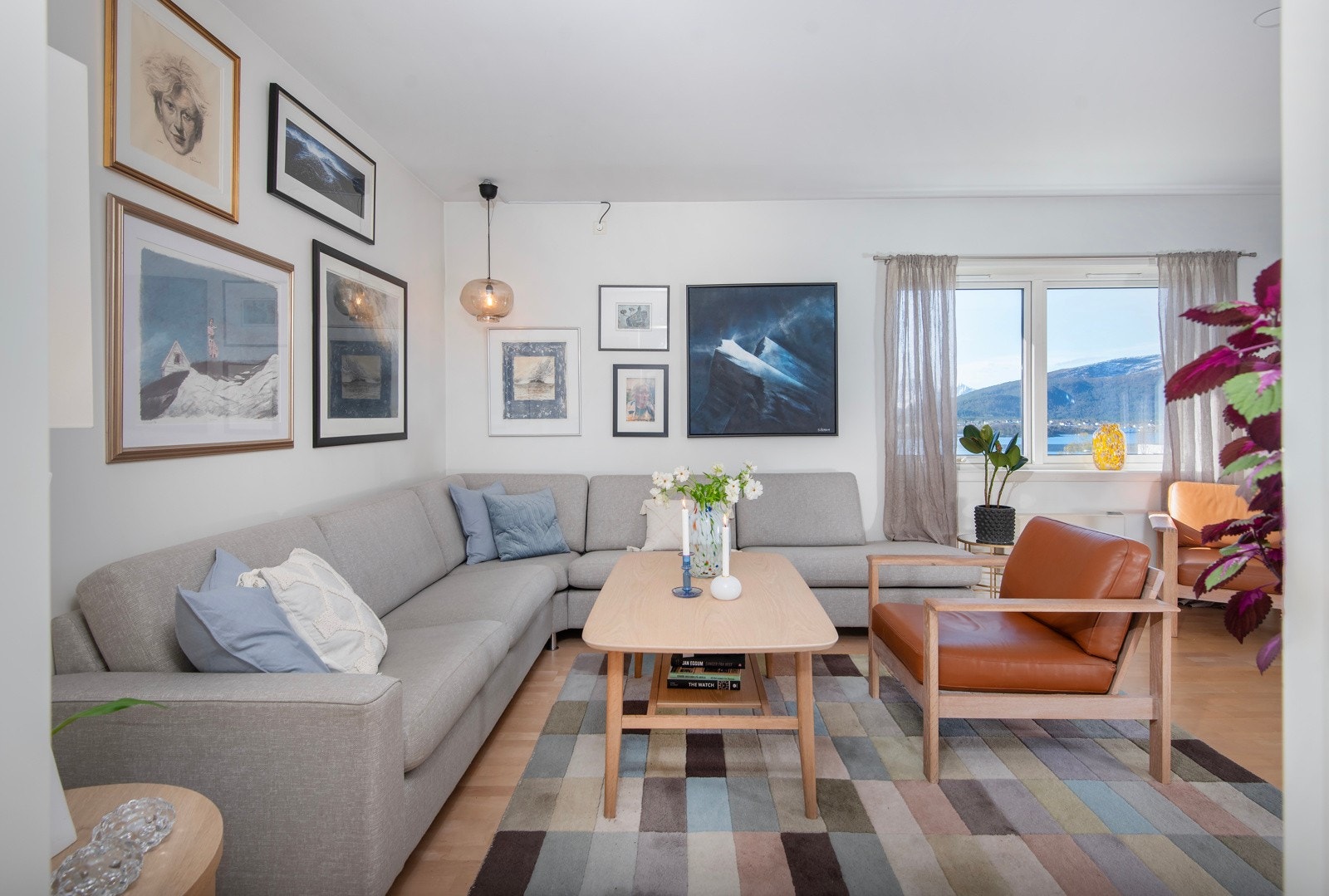 Stuen i hovedenheten er romslig. Fargevalget er lyst og moderne, og gulvflatene er belagt med parkett. Galleribilde