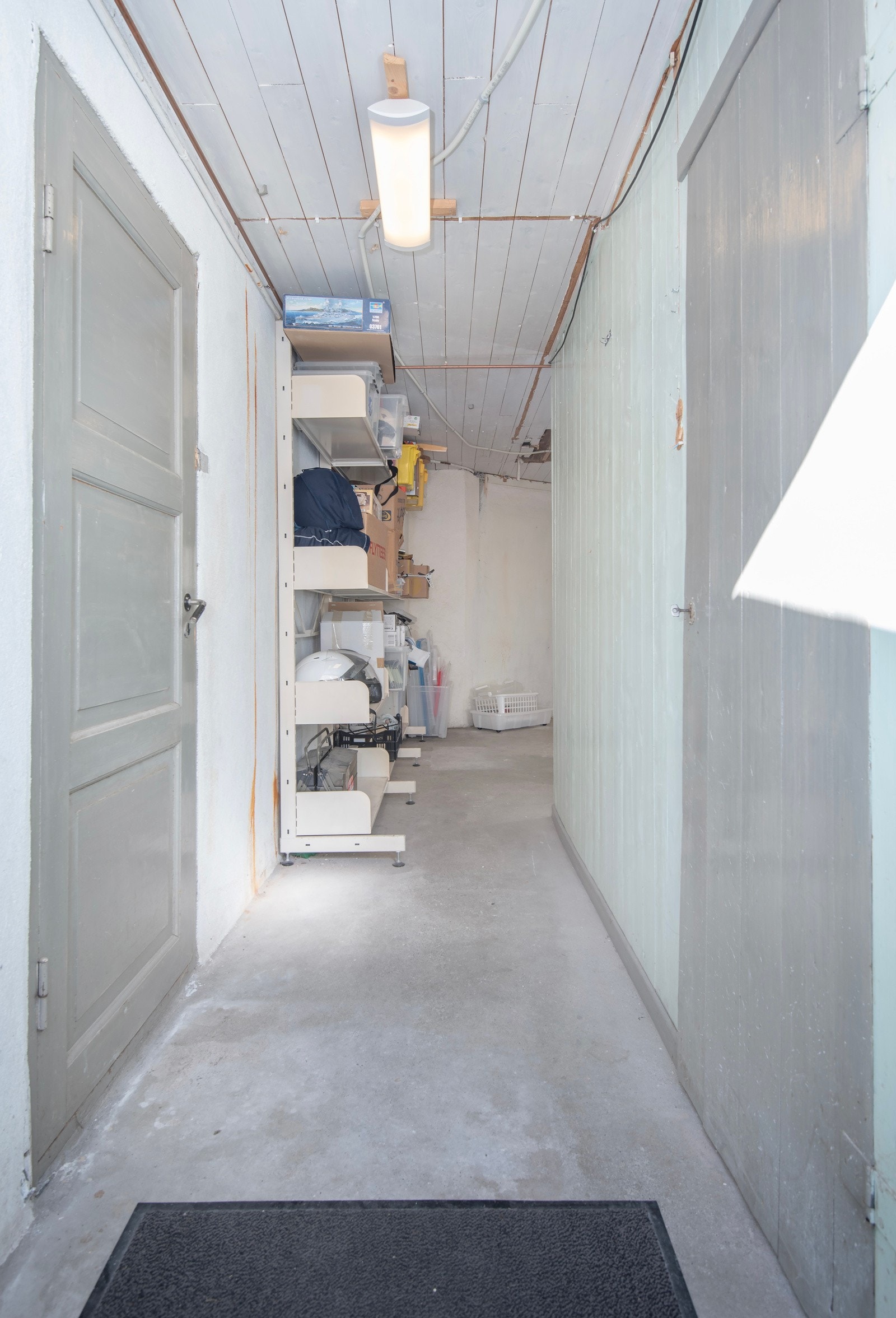 I kjelleren er det to store disponiblerom og tre boder. Galleribilde