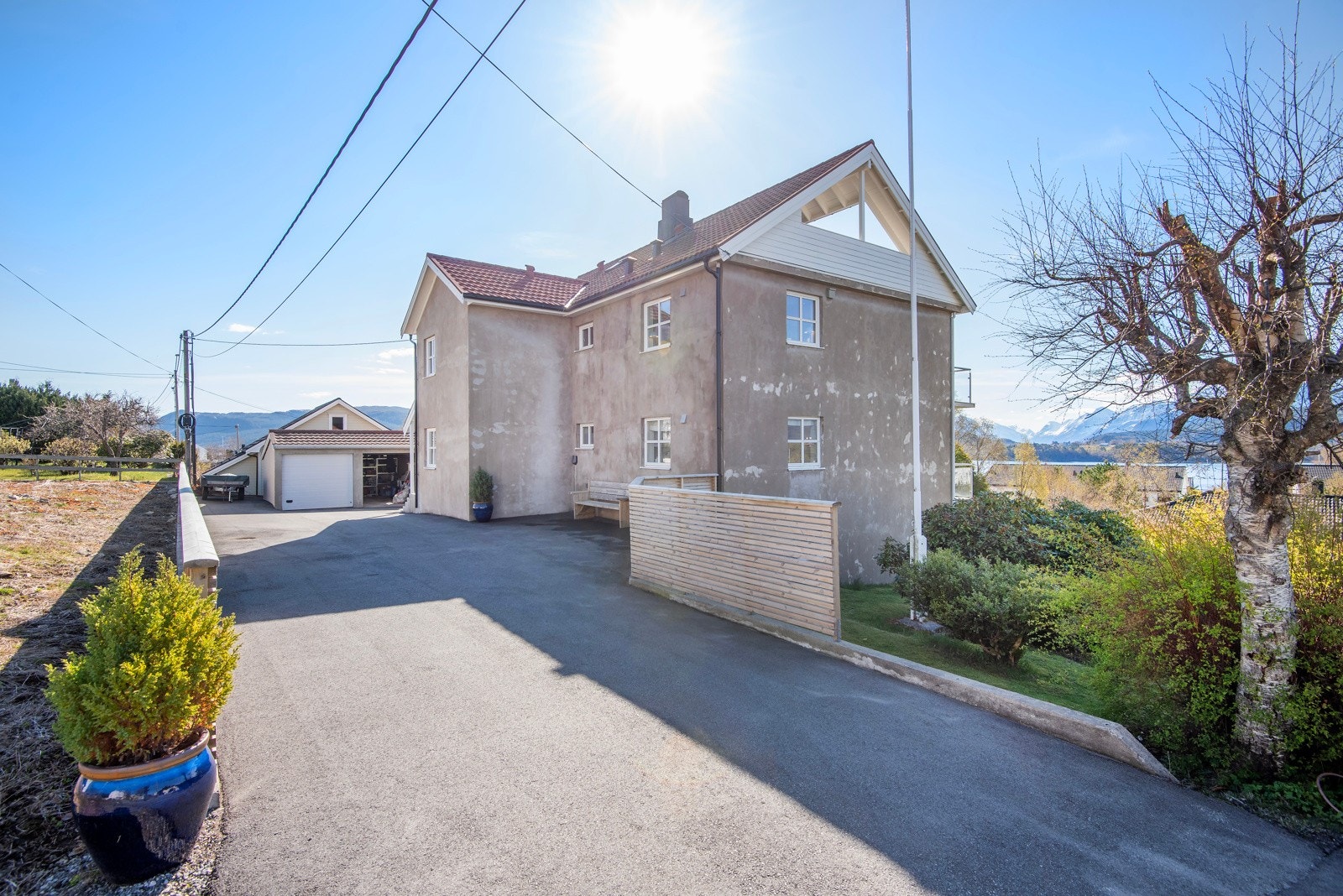 Stor asfaltert gårdplass. Galleribilde