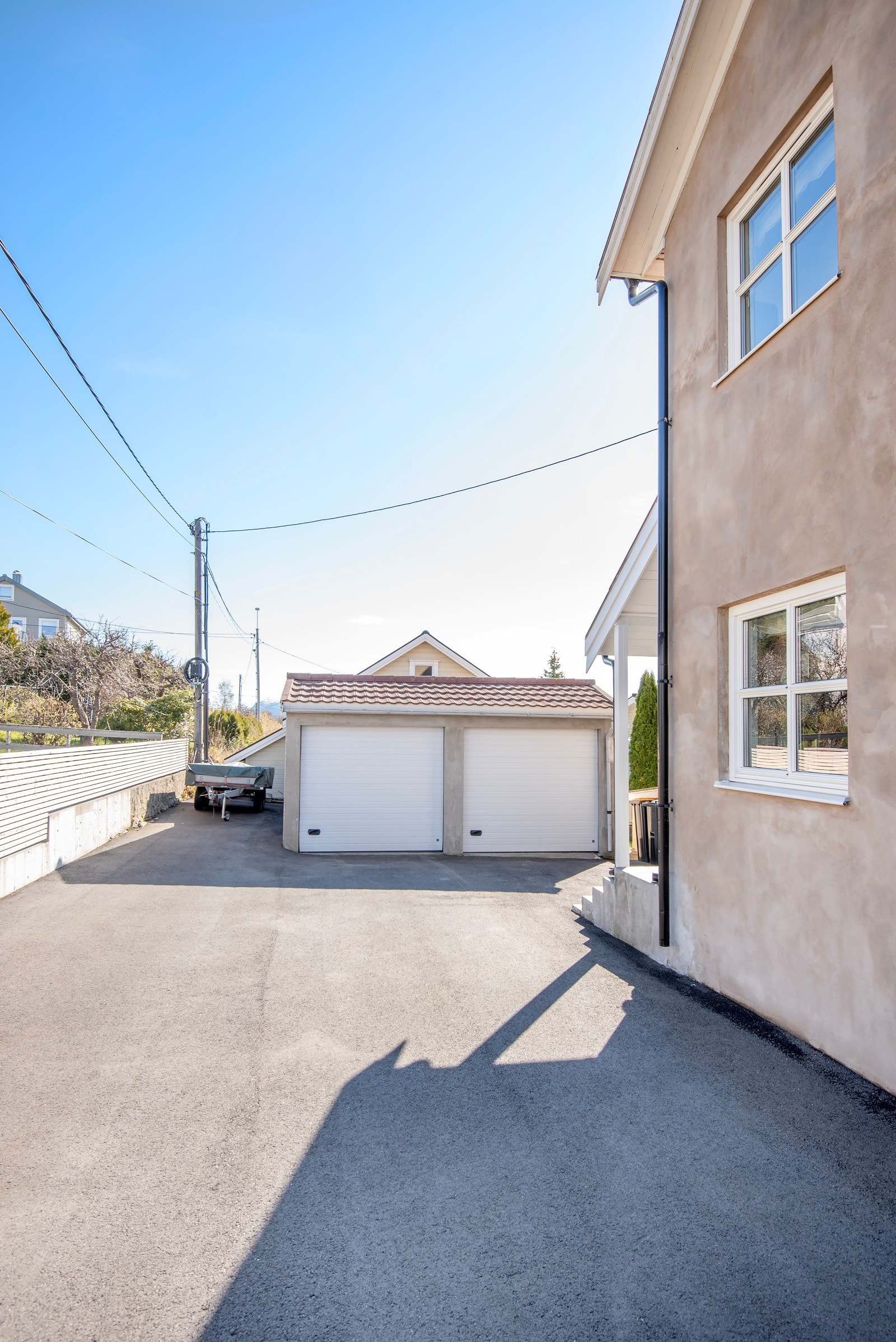 God plass til parkering i enten garasjen eller på den asfalterte gårdsplassen. Galleribilde
