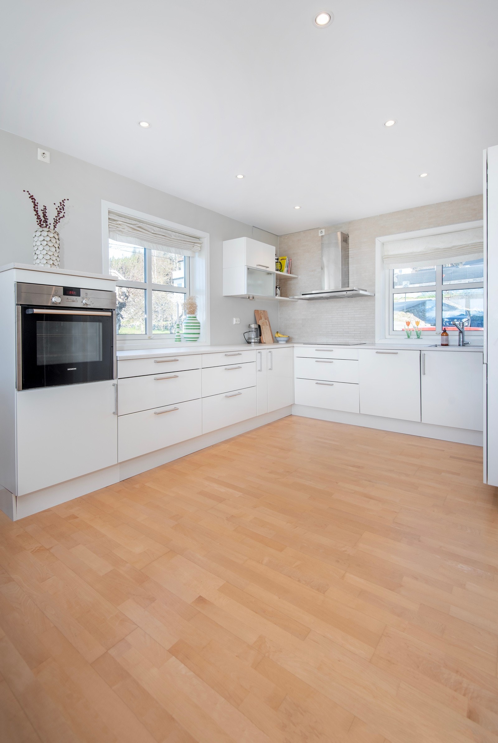 Flott HTH kjøkkeninnredning som var ny i 2009 med fuktbestandige plater på vegg over benkeplaten. Galleribilde