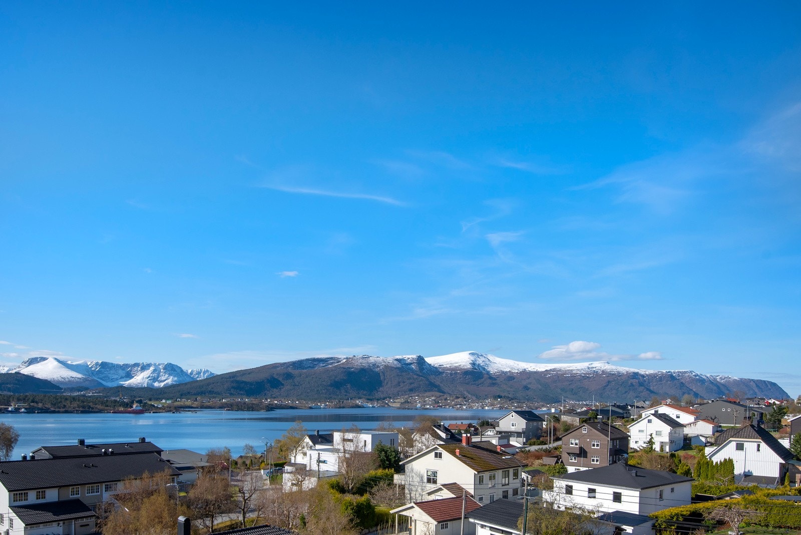 - en fantastisk flott sjøutsikt mot Borgundfjorden og Sunnmørsalpene. Galleribilde