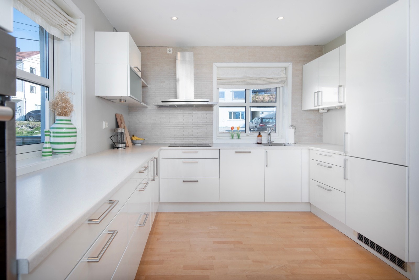 Innredningen er ustyrt med integrerte hvitevarer, og det er godt med skap- og skuffeplass. Galleribilde