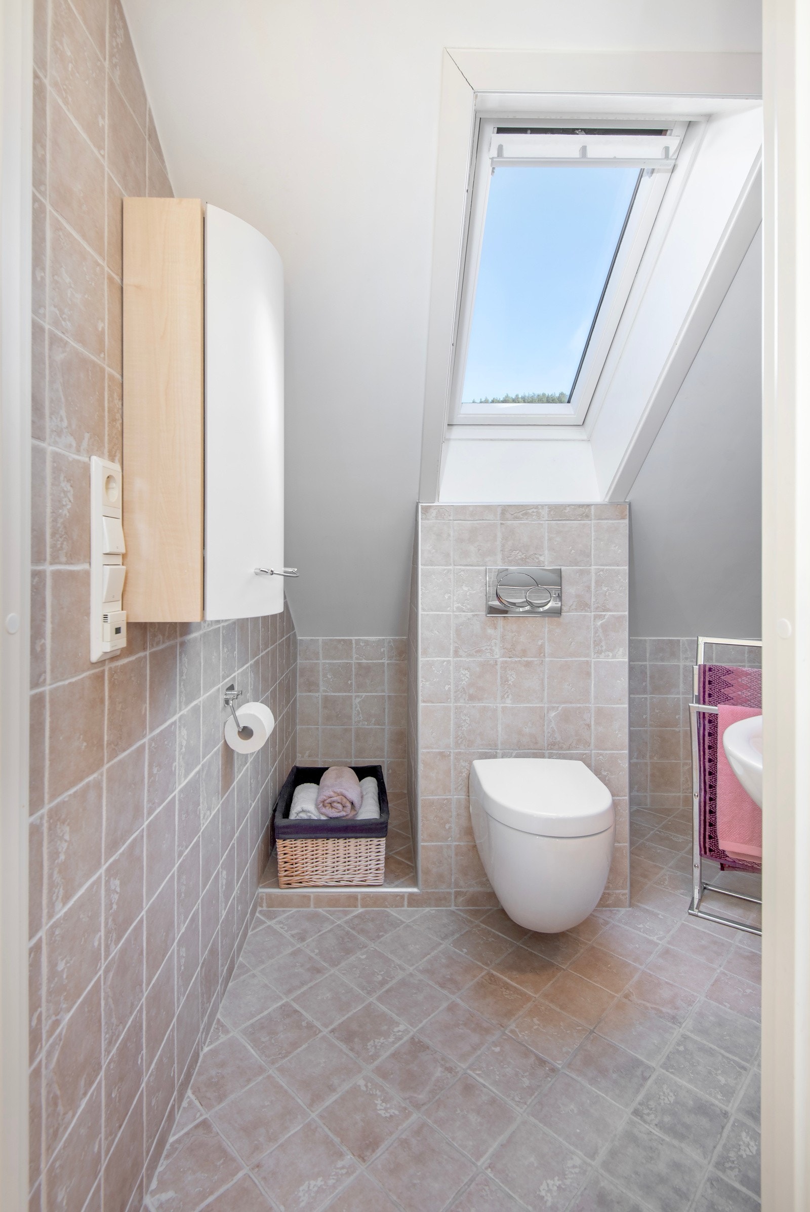 Helfliset bad med elektriske varmekabler fra 2002. Innredet med vegghengt skap, vegghengt toalett - Galleribilde