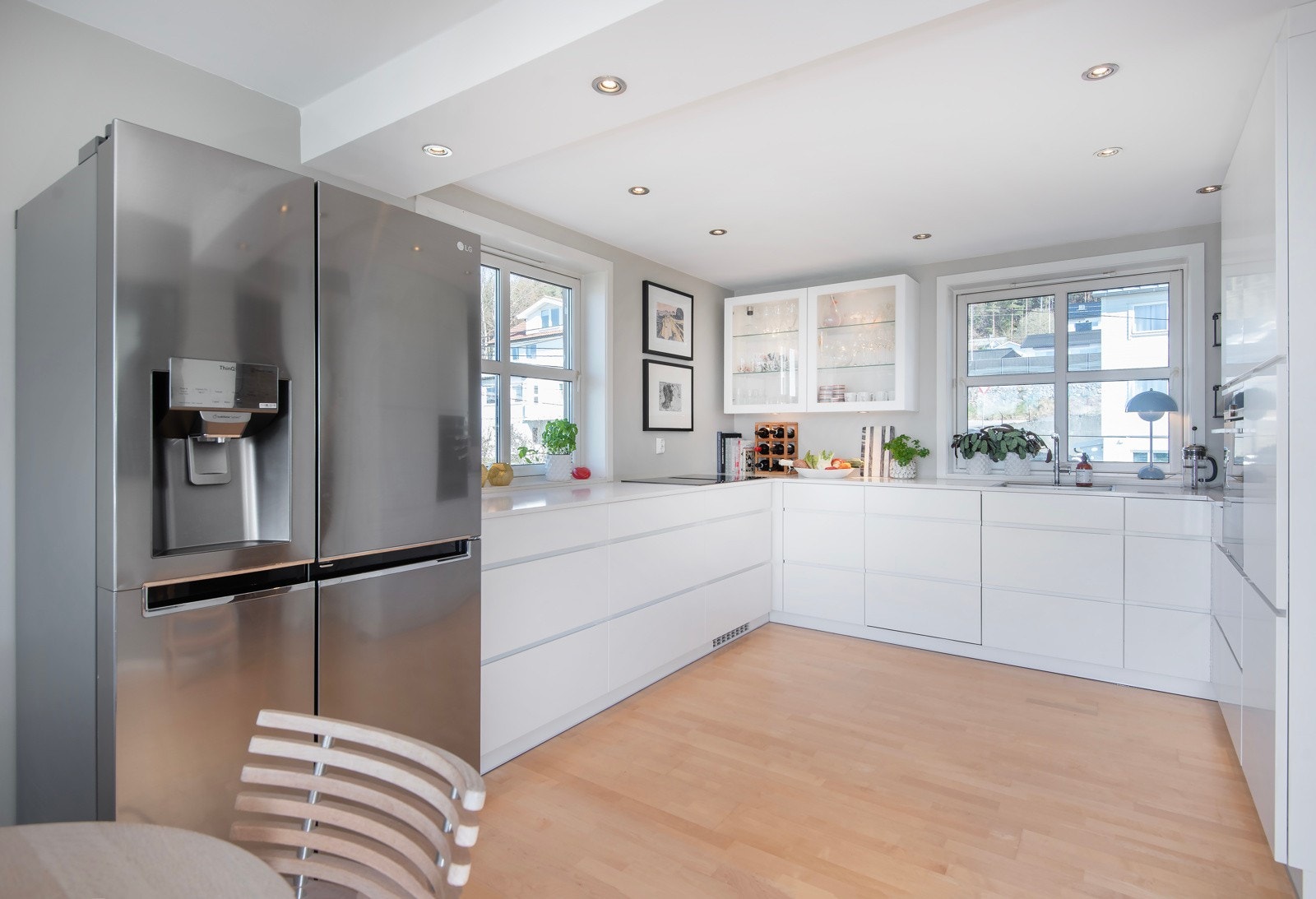 Velutstyrt innredning fra Kvik som var ny i 2021 med hvite glatte fronter og kompositt benkeplate. Galleribilde