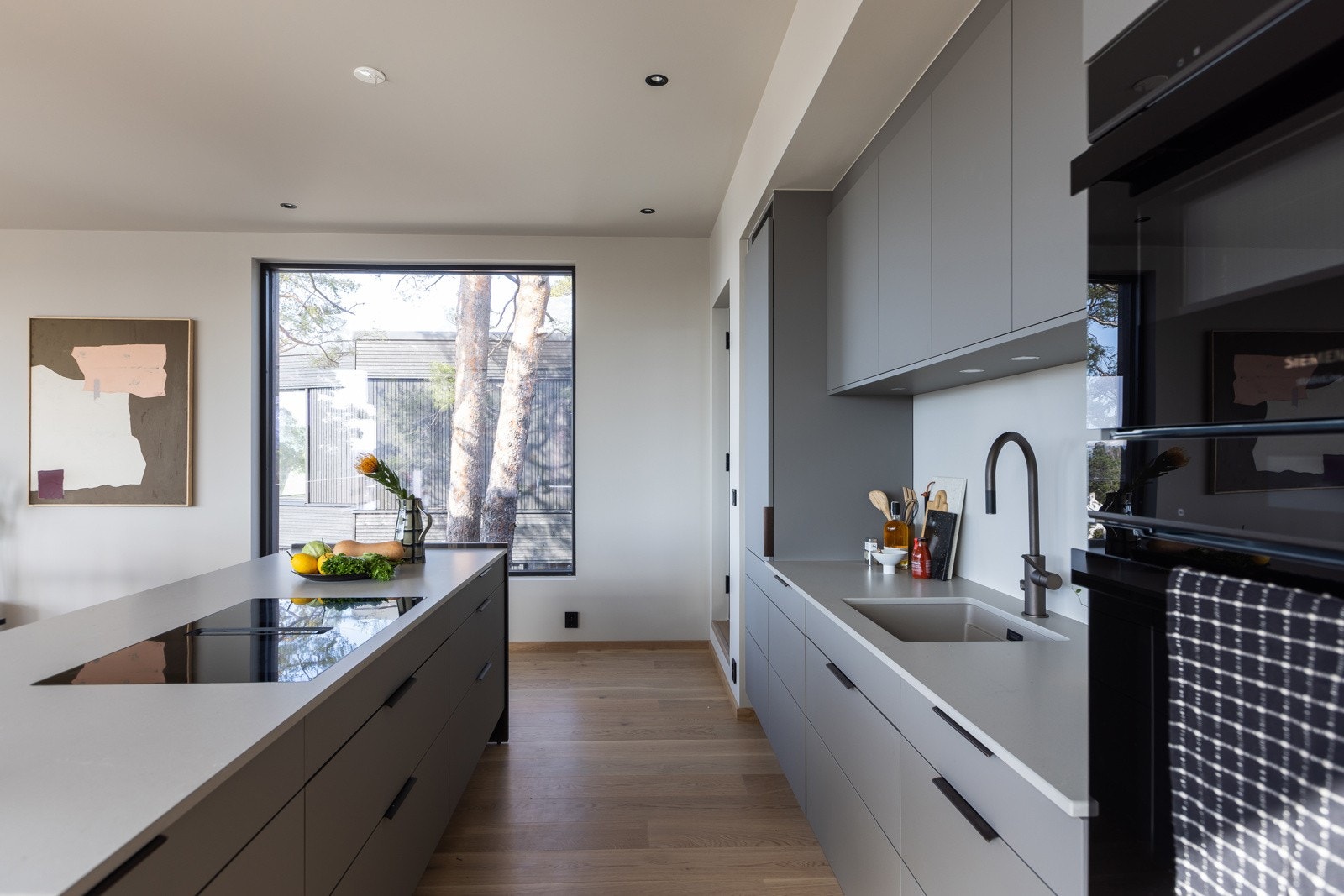 Det er integrerte hvitevarer, som er sømløst tilpasset innredningen og plassert i gode arbeidshøyder for optimal brukervennlighet. Galleribilde