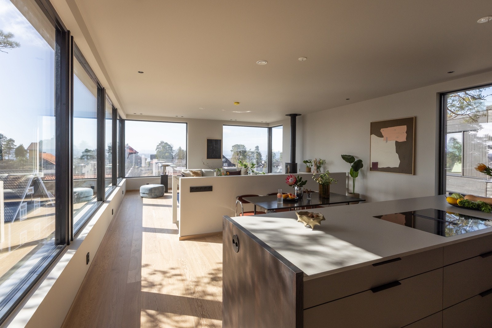 I boliges 2. etasje er det et luftig og innbydende oppholdsrom med stor stue og åpen kjøkkenløsning. Galleribilde