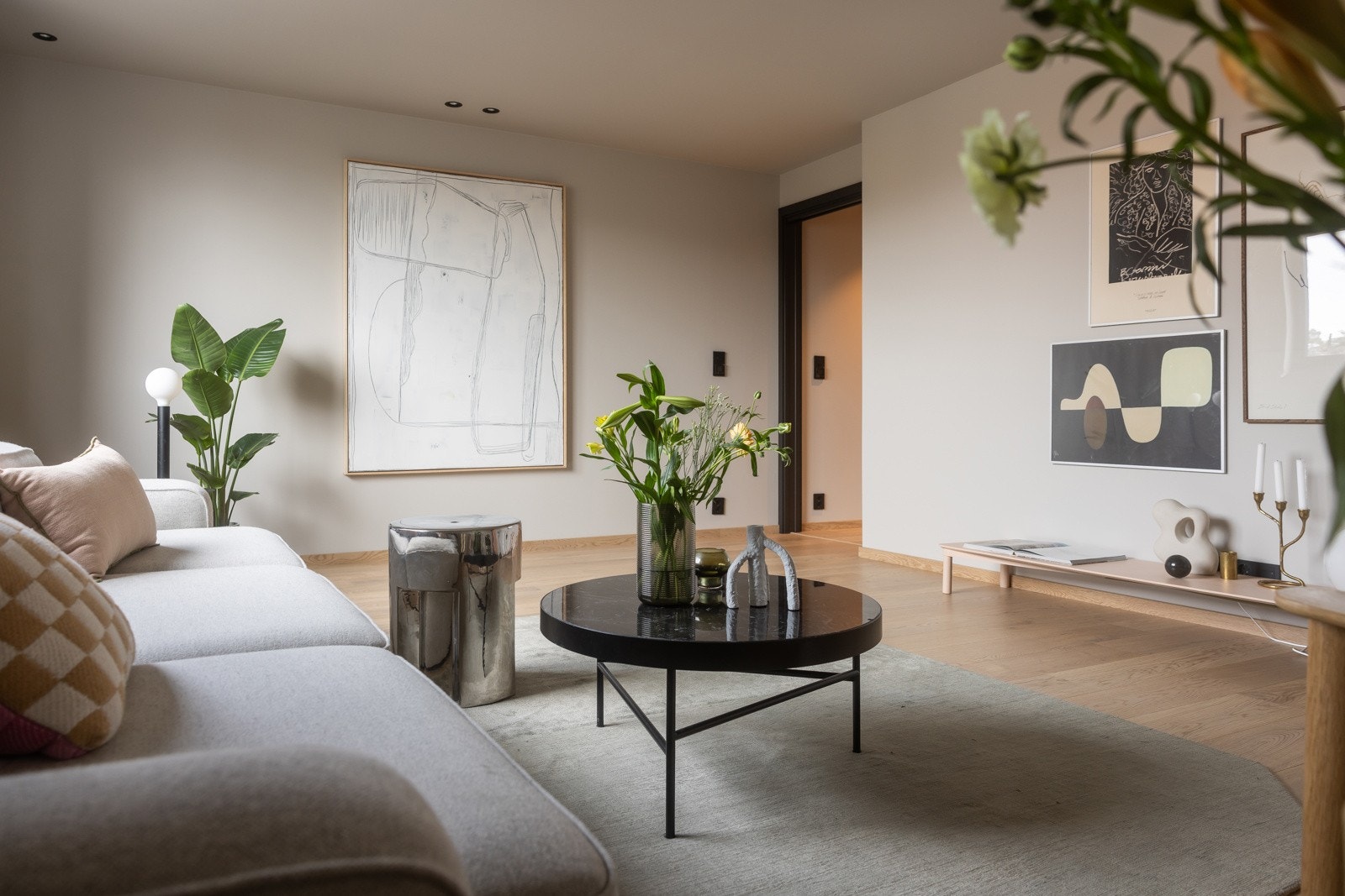 I underetasjen finner du en romslig kjellerstue som har god plass til sofagruppe, stuebord og annen ønsket møblering. Galleribilde