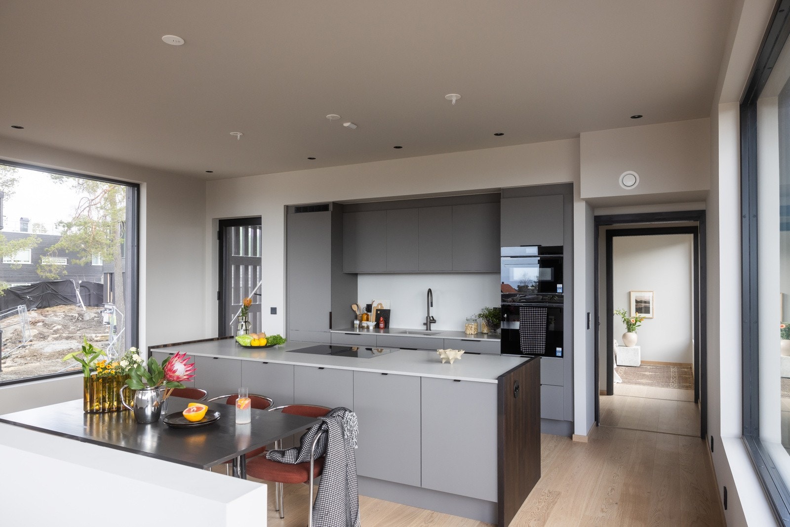 Kjøkkenet er moderne og er innredet med en kjøkkeninnretning fra HTH. Galleribilde