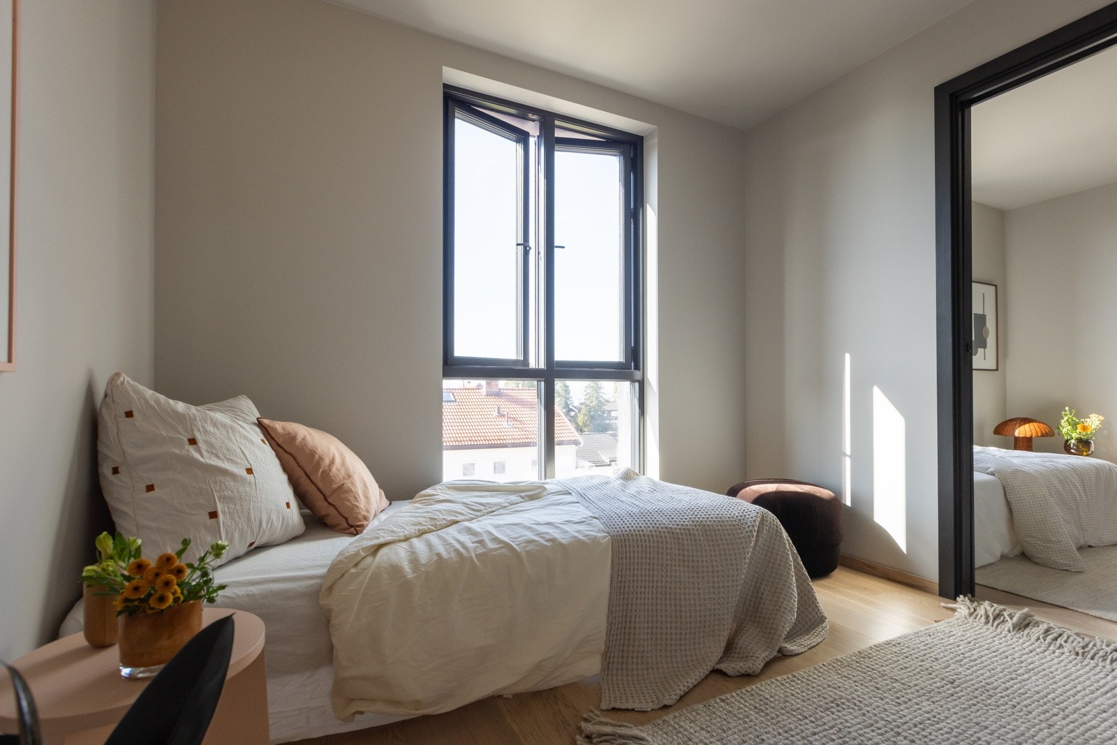 Soverom 2 - Rommene er malt i moderne og behagelige fargetoner, og fremstår som lyse og innbydende. Galleribilde