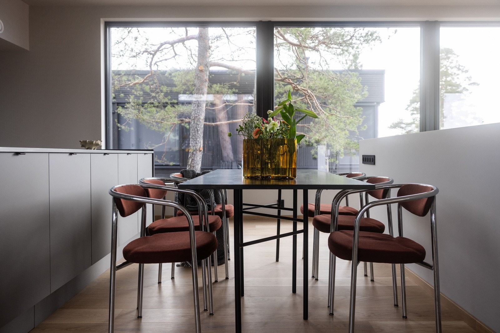 Mellom trappen og kjøkkenet er det rikelig med plass til et spisebord. Galleribilde