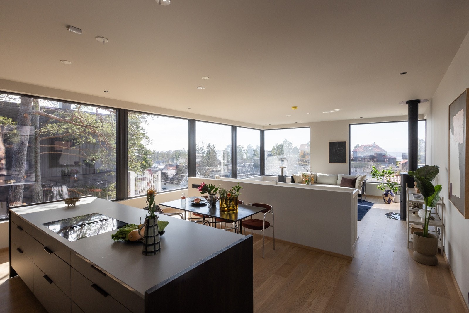 Her har vi gleden av å presentere en moderne og stilren enebolig fra 2022, beliggende i et attraktivt og veletablert boligområde på Nordstrand. Galleribilde