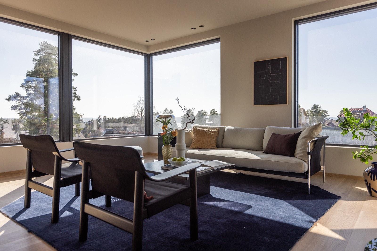 . De store vindusflatene i tre himmelretninger sørger for rikelig med naturlig lys gjennom hele dagen. Galleribilde