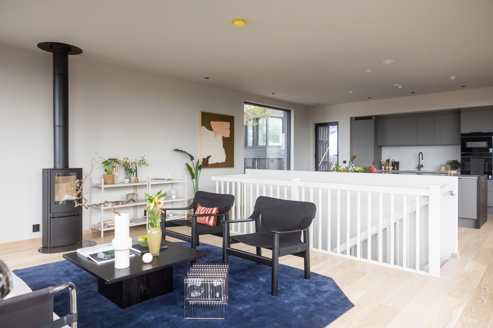 Rommet har en moderne og gjennomført stil med én-stavs parkett på gulv og tidsriktige farger på veggene. Galleribilde