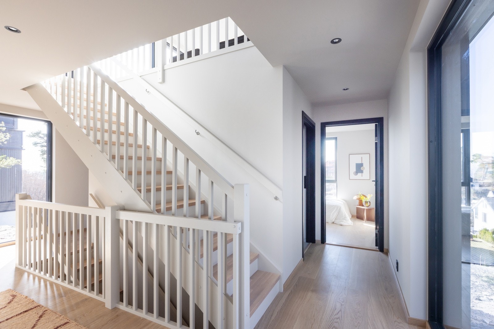 I boligens 1. etasje har du inngang fra begge sider av huset. Galleribilde