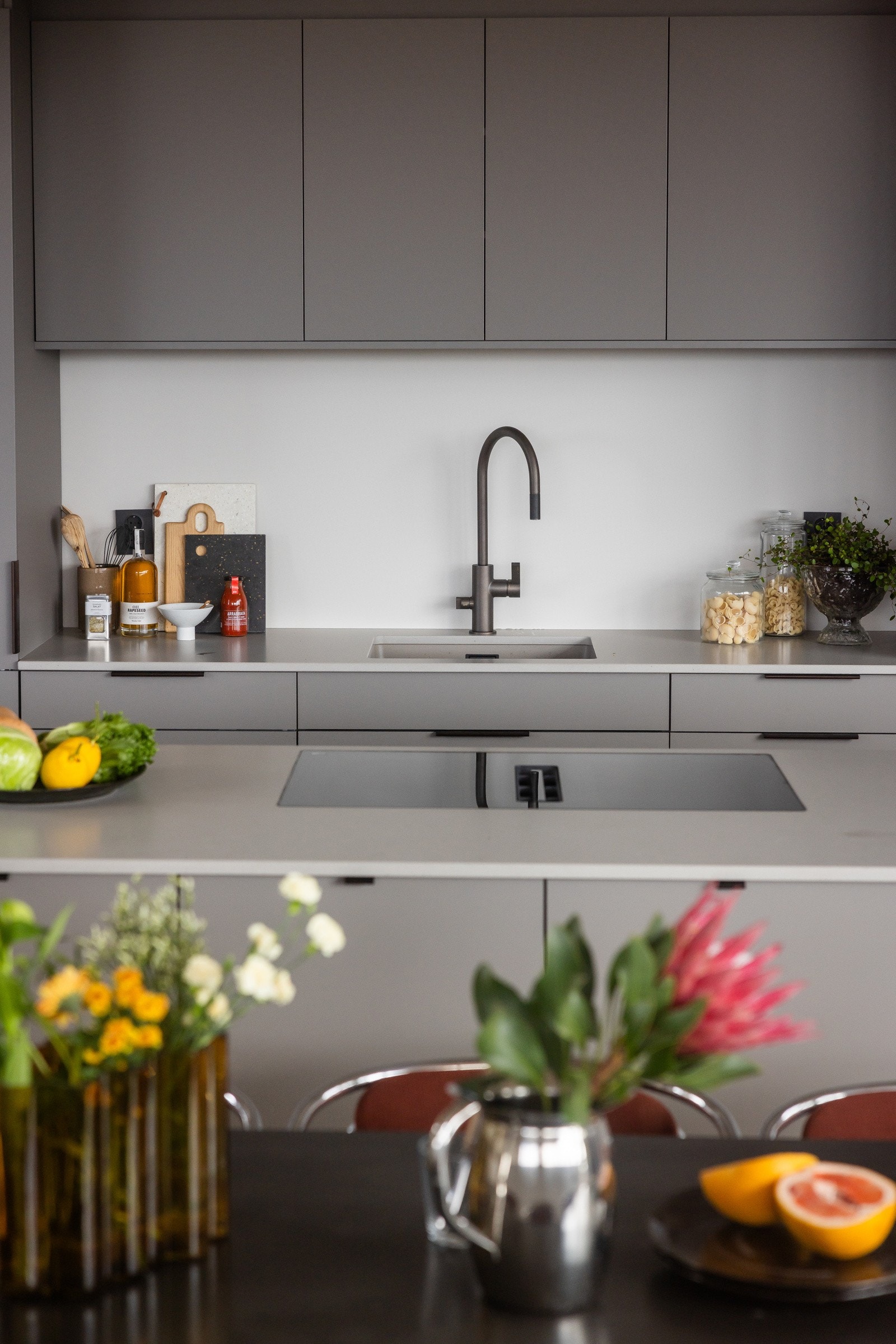 Kjøkkenet er et naturlig samlingspunkt i boligen og har en stor kjøkkenøy som skaper ekstra arbeidsflate. Galleribilde