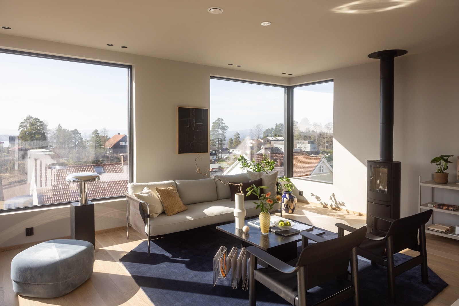 Stuen har god plass til sofagruppe og tilhørende møblement. Galleribilde