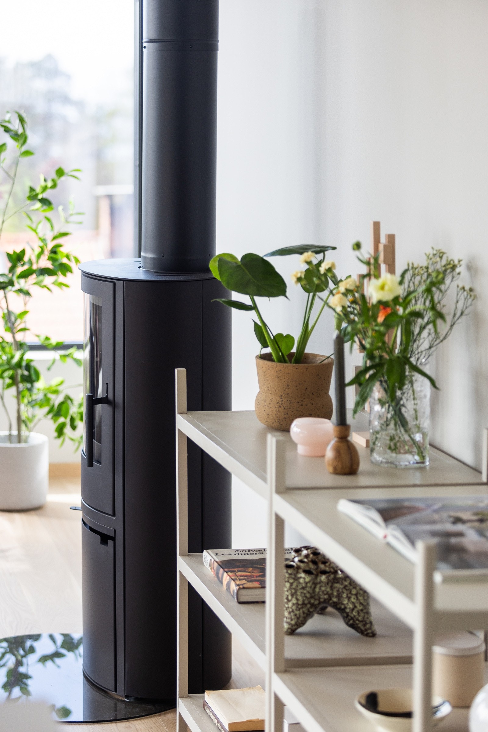 Den stilrene peisovnen skaper en lun og hyggelig atmosfære i vinterhalvåret. Galleribilde