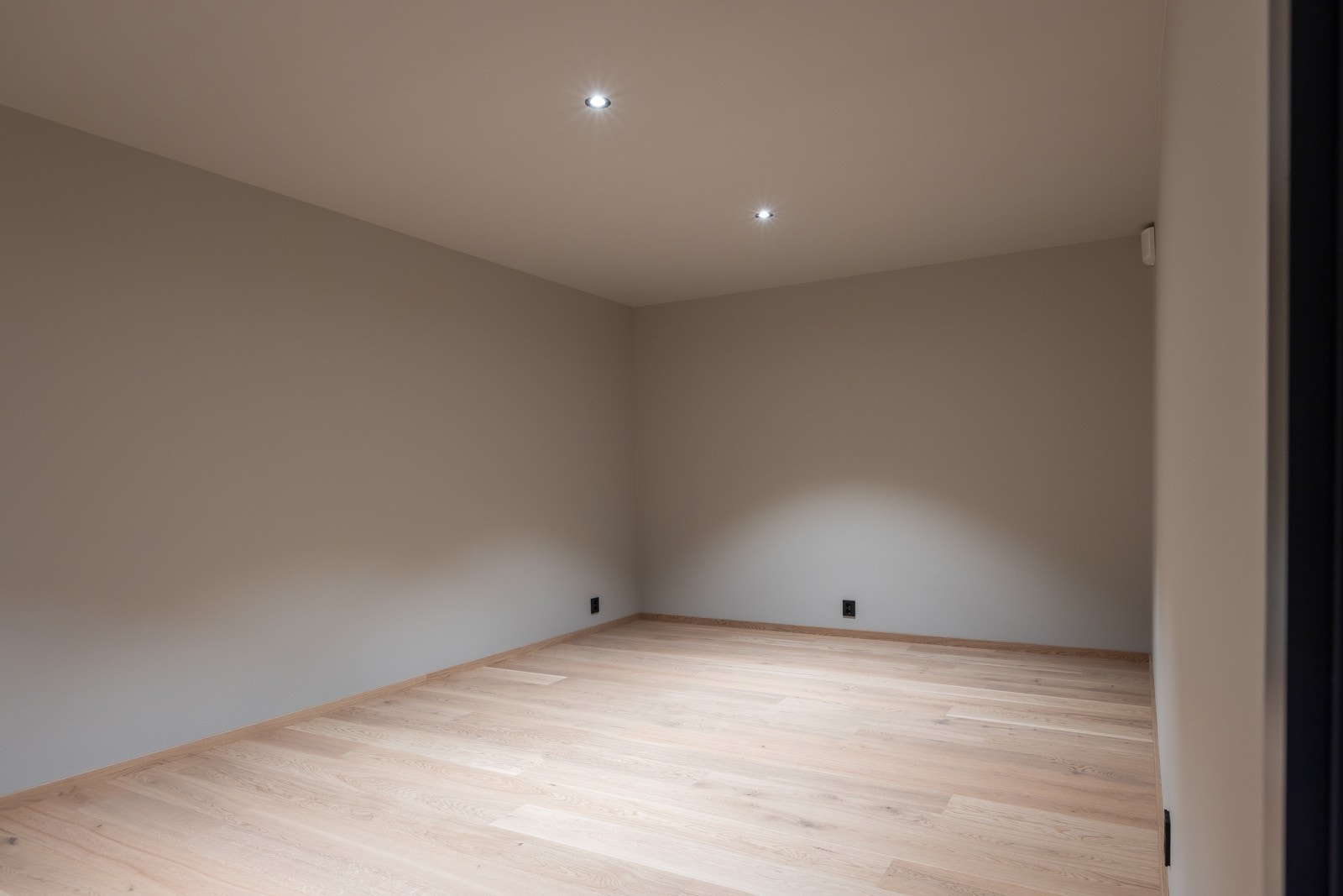 Fra vaskerommet kommer du inn til en stor bod med rikelig med oppbevaringsplass. Galleribilde