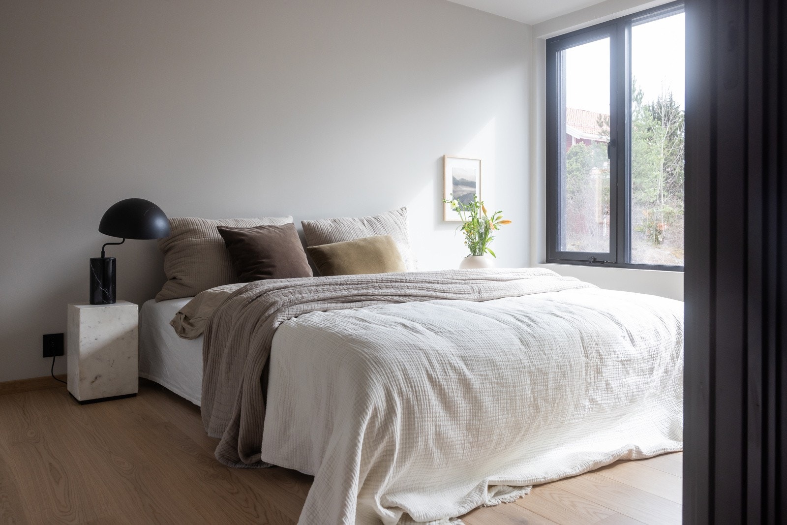 Rommet er romslig og har rikelig med plass til stor dobbeltseng og tilhørende nattbord. Galleribilde