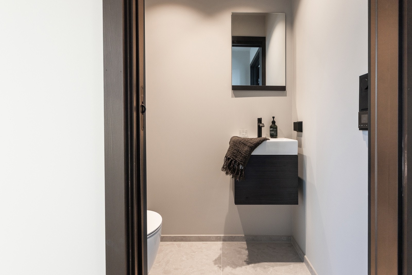 Gjestetoalett er plassert ved entréen, og er pent innredet med slette veggoverflater og flislagt gulv. Galleribilde