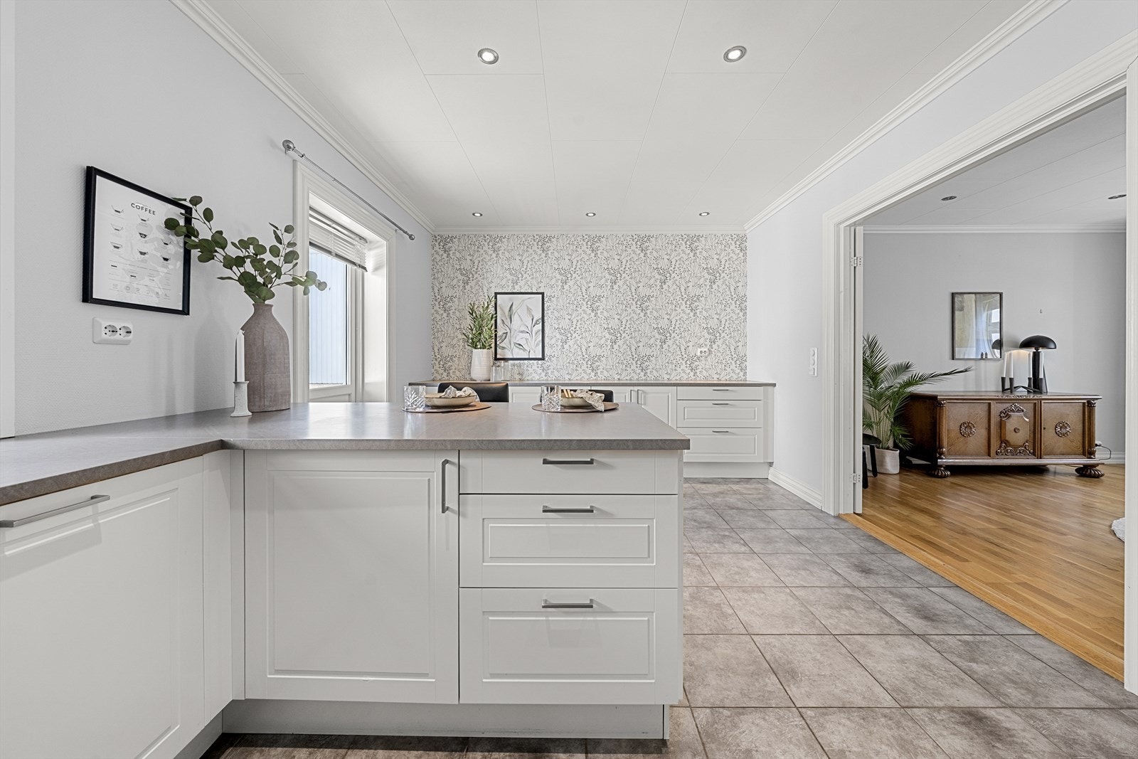 Meget romslig kjøkken med fliser og varme i gulv Galleribilde