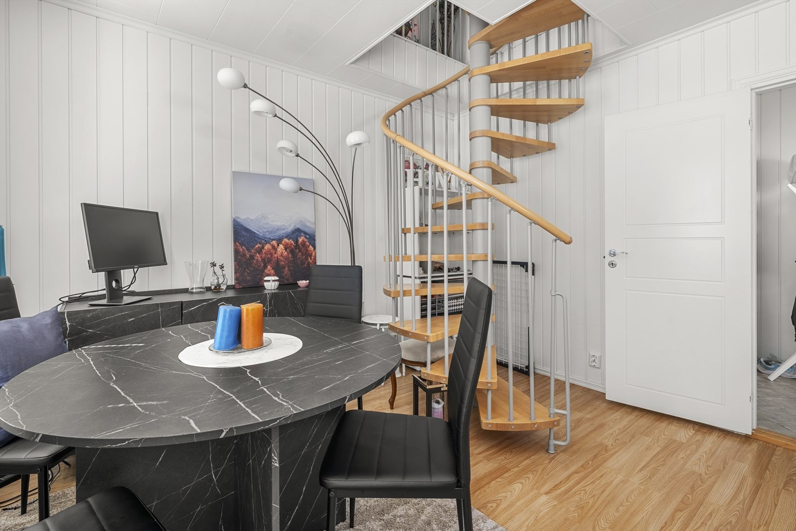 God plass til spisebord ved kjøkkenet Galleribilde