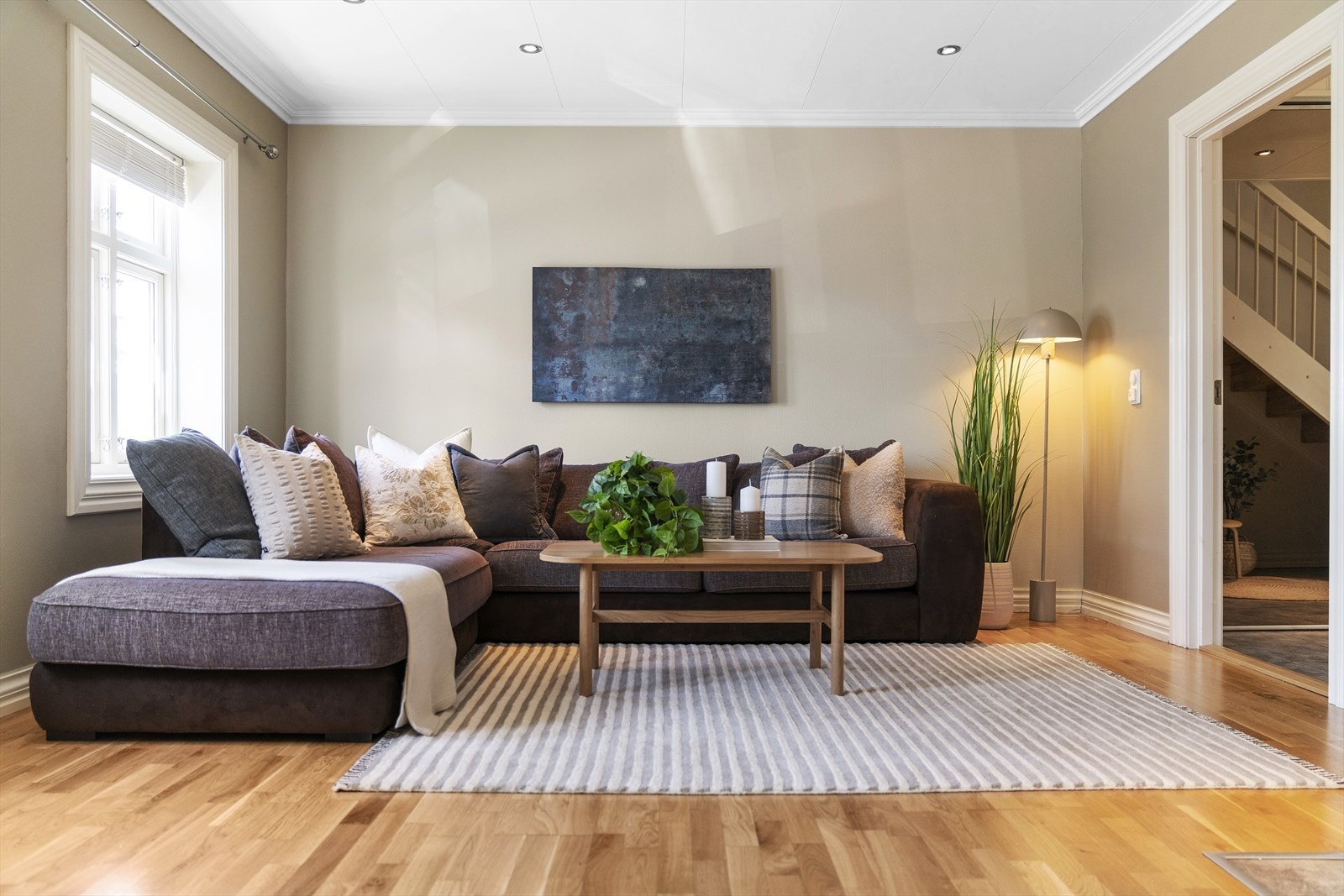 Det er god plass til stor sofagruppe og øvrig møblering i denne nydelige stuen Galleribilde