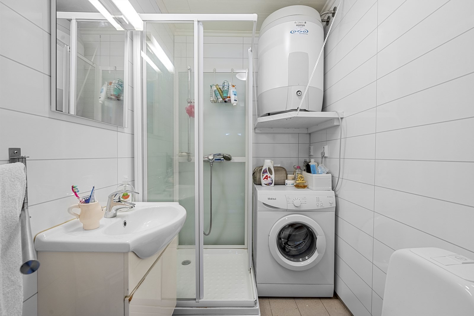 Hybel: Baderom med opplegg for vaskemaskin Galleribilde