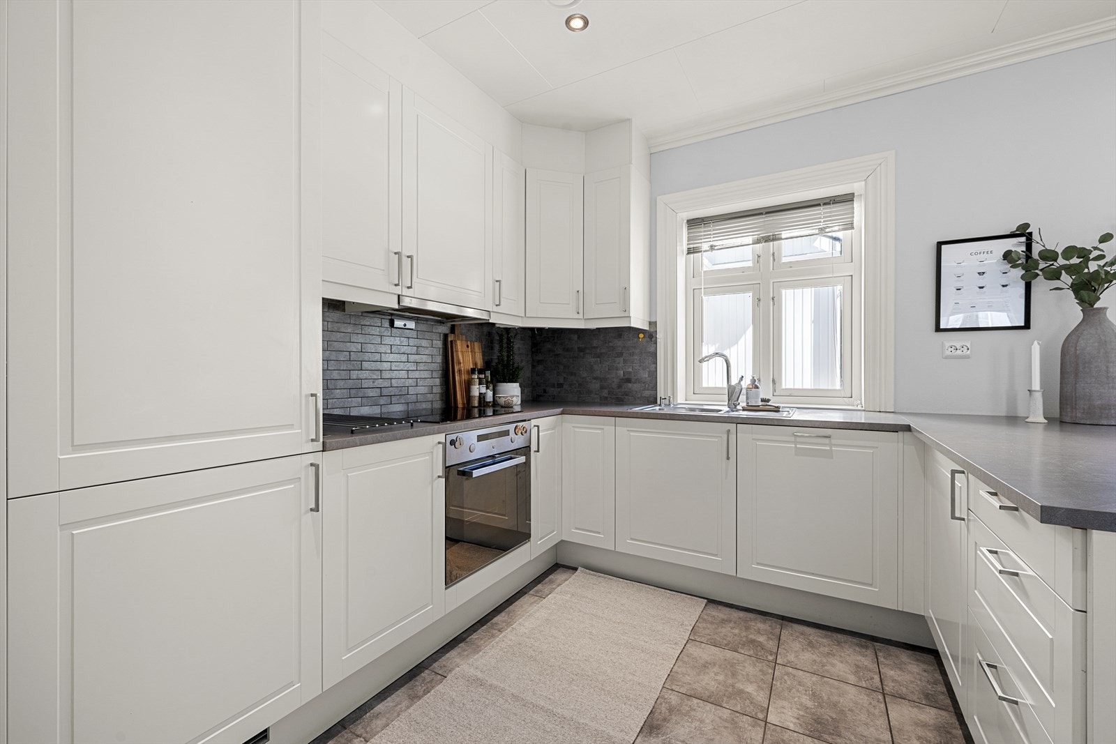 Dekorative fliser på vegg mellom overskap og underskap Galleribilde