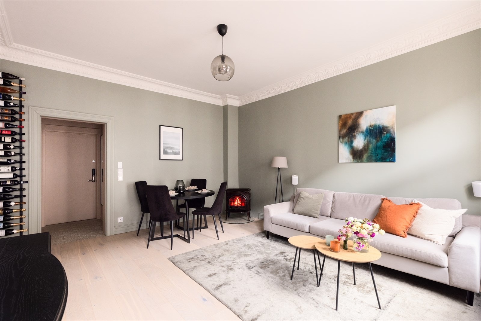 I stuen er det plass til både sofa- og spisegruppe. Galleribilde
