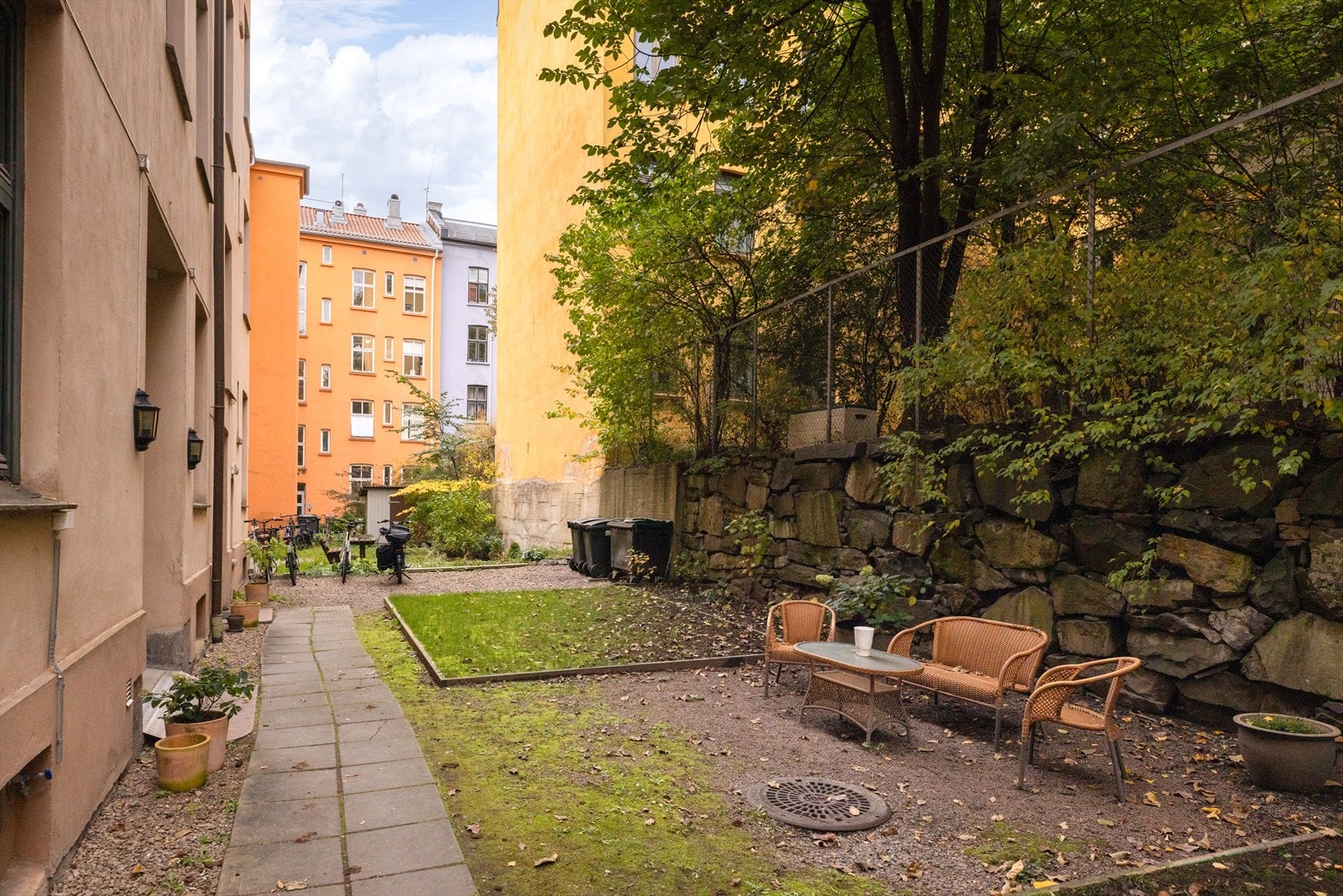 Hyggelig bakgård med sitteplasser. Galleribilde
