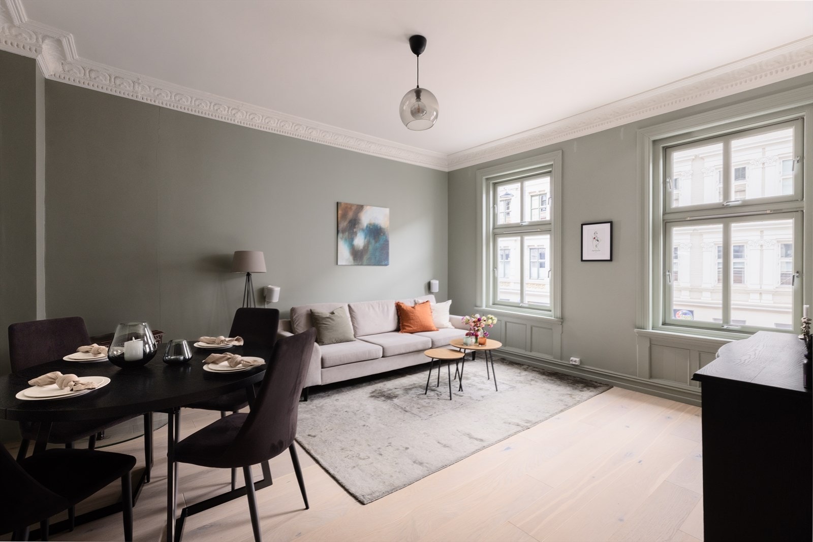 Takhøyde på nærmere 3 meter, stukkatur og store vindusflater i stuen. Galleribilde