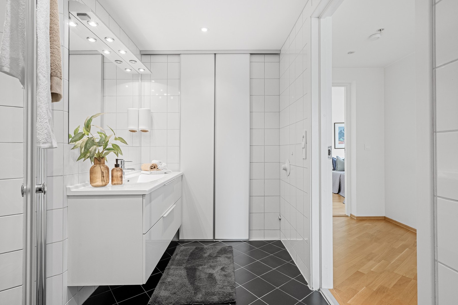 Lekkert, helfliset bad. Fjernvarme og balansert ventilasjon. Galleribilde